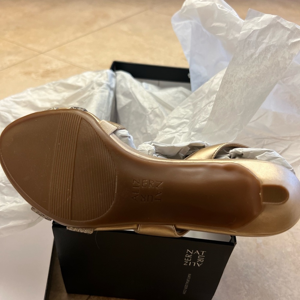 NEW Naturalizer Gold Heels - Picture 3 of 4